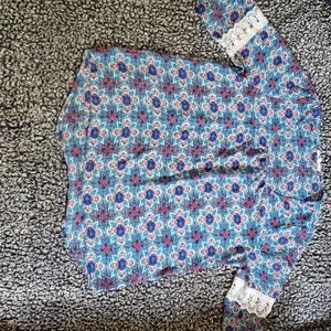 A flowly shirt.
